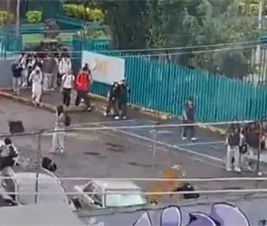 Encapuchados lanzan cohetones en Bachilleres 6; hay un docente lesionado