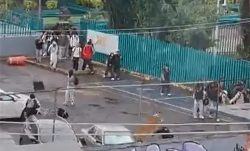 Encapuchados lanzan cohetones en Bachilleres 6; hay un docente lesionado