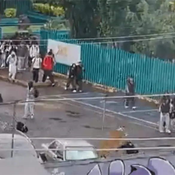 Encapuchados lanzan cohetones en Bachilleres 6; hay un docente lesionado Encapuchados lanzan cohetones en Bachilleres 6; hay un docente lesionado