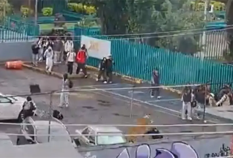 Encapuchados lanzan cohetones en Bachilleres 6; hay un docente lesionado Encapuchados lanzan cohetones en Bachilleres 6; hay un docente lesionado