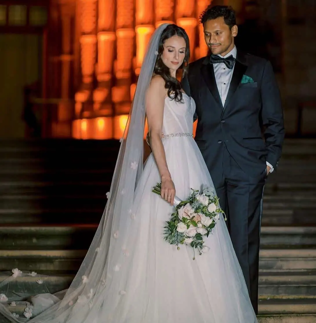 En octubre de 2024, Hallie contrajo matrimonio con su pareja, Nullah. La celebración incluyó una ceremonia occidental en Londres y otra tradicional hindú. En octubre de 2024, Hallie contrajo matrimonio con su pareja, Nullah. La celebración incluyó una ceremonia occidental en Londres y otra tradicional hindú.