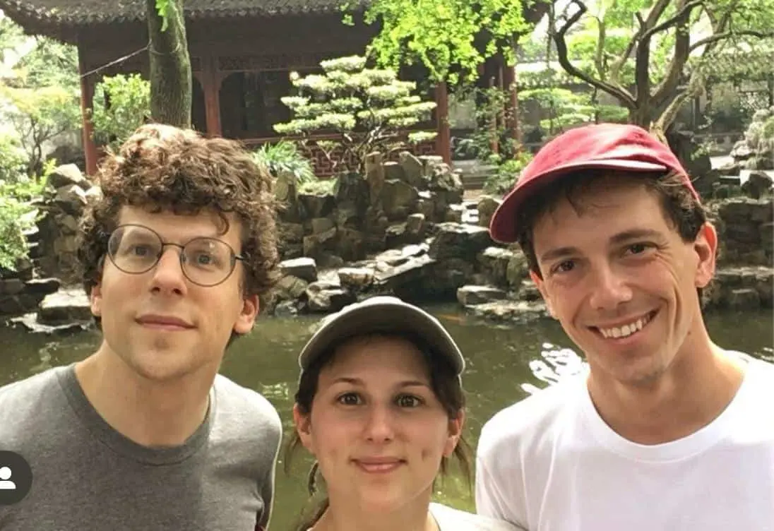 Su hermano mayor es Jesse Eisenberg, actor que alcanzó reconocimiento internacional por sus participaciones en películas como 'Zombieland', 'Adventureland' y 'The Social Network'.<br> Su hermano mayor es Jesse Eisenberg, actor que alcanzó reconocimiento internacional por sus participaciones en películas como 'Zombieland', 'Adventureland' y 'The Social Network'.<br>