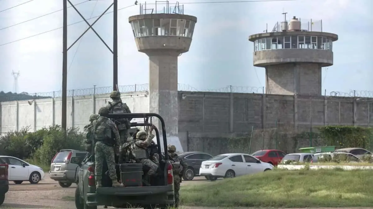  La violencia continúa en el penal de Mazatlán, donde dos internos murieron durante una nueva riña. Con este hecho, suman 12 fallecidos en dos días de enfrentamientos. 