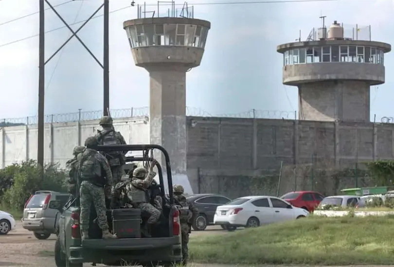 La violencia continúa en el penal de Mazatlán, donde dos internos murieron durante una nueva riña. Con este hecho, suman 12 fallecidos en dos días de enfrentamientos. La violencia continúa en el penal de Mazatlán, donde dos internos murieron durante una nueva riña. Con este hecho, suman 12 fallecidos en dos días de enfrentamientos.