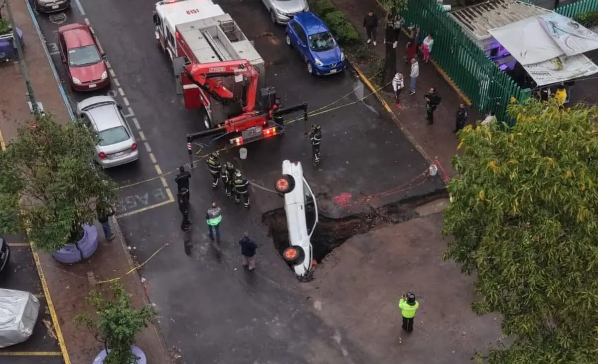  El automóvil cayó en un enorme socavón de entre uno y dos metros de profundidad. El conductor resultó ileso. 