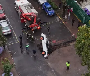 Emergencia en CDMX: auto cae en enorme socav&oacute;n en Tlatelolco; as&iacute; ocurri&oacute; el accidente | VIDEO