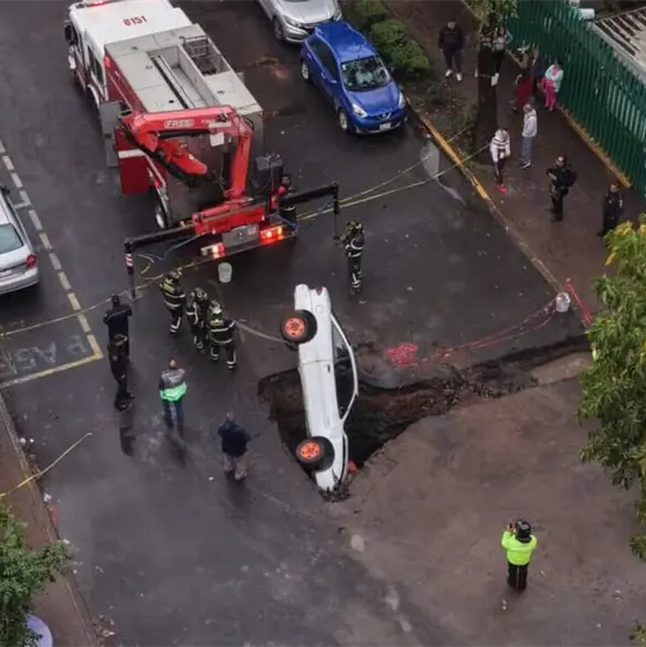 Emergencia en CDMX: auto cae en enorme socavón en Tlatelolco; así ocurrió el accidente | VIDEO Emergencia en CDMX: auto cae en enorme socavón en Tlatelolco; así ocurrió el accidente | VIDEO