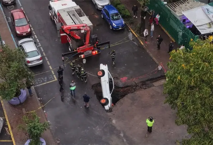 El automóvil cayó en un enorme socavón de entre uno y dos metros de profundidad. El conductor resultó ileso. El automóvil cayó en un enorme socavón de entre uno y dos metros de profundidad. El conductor resultó ileso.