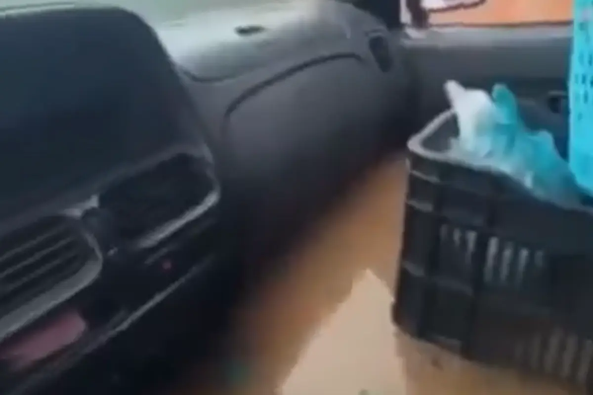  “Mira cómo está la corriente”: vendedor de pozole queda atrapado en su auto por inundación en Acapulco 