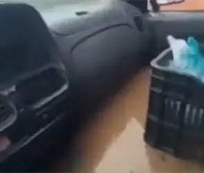 "Mira c&oacute;mo est&aacute; la corriente": vendedor de pozole queda atrapado en su auto por inundaci&oacute;n en Acapulco