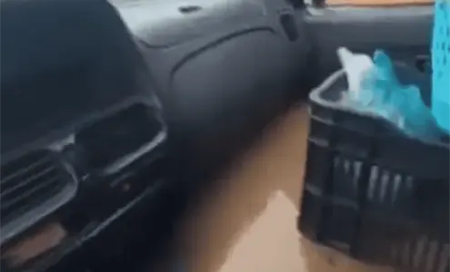 "Mira c&oacute;mo est&aacute; la corriente": vendedor de pozole queda atrapado en su auto por inundaci&oacute;n en Acapulco