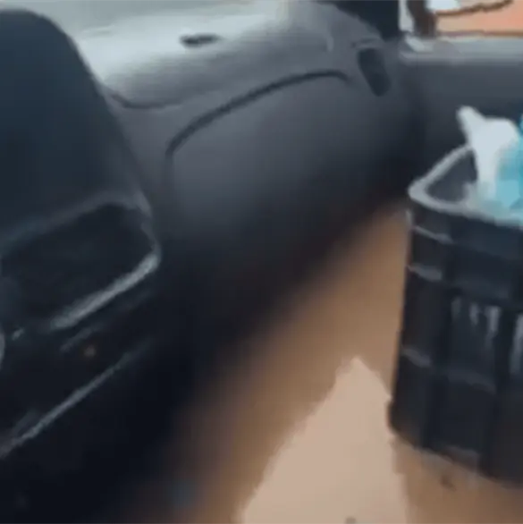"Mira cómo está la corriente": vendedor de pozole queda atrapado en su auto por inundación en Acapulco "Mira cómo está la corriente": vendedor de pozole queda atrapado en su auto por inundación en Acapulco