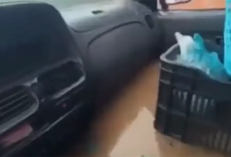 "Mira cómo está la corriente": vendedor de pozole queda atrapado en su auto por inundación en Acapulco "Mira cómo está la corriente": vendedor de pozole queda atrapado en su auto por inundación en Acapulco