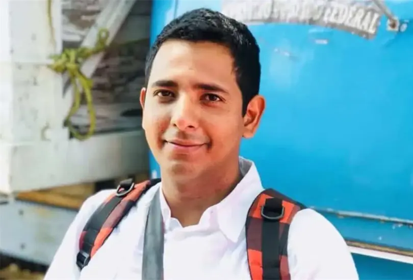 El periodista Hamurabi Huesca, quien también se desempeñaba como taxista, esperaba a un pasajero cuando quedó atrapado en medio de una balacera. El periodista Hamurabi Huesca, quien también se desempeñaba como taxista, esperaba a un pasajero cuando quedó atrapado en medio de una balacera.