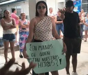 Padres de familia respaldan a Lady Croquis; profesor habr&iacute;a tenido conductas inapropiadas con varias alumnas