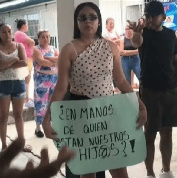 Padres de familia respaldan a Lady Croquis; denuncian que tuvo conductas inapropiadas contra varias alumnas Padres de familia respaldan a Lady Croquis; denuncian que tuvo conductas inapropiadas contra varias alumnas