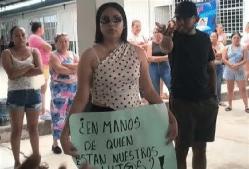 Las familias buscan que las autoridades revisen los testimonios y determinen si existi&oacute; alguna conducta indebida por parte del profesor.