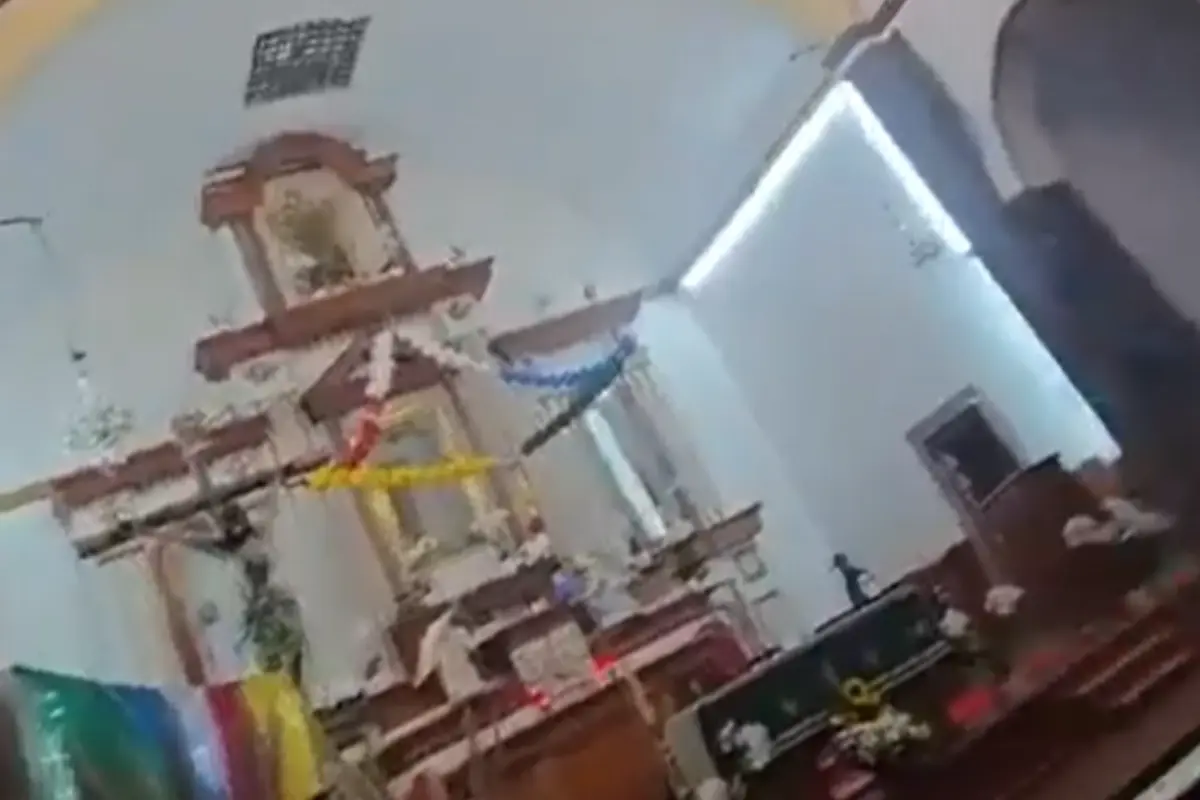  VIDEO: Así sometieron a hombre armado que amenazó a personal de iglesia en Zinacantepec 