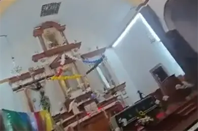VIDEO: Así sometieron a hombre armado que amenazó a personal de iglesia en Zinacantepec VIDEO: Así sometieron a hombre armado que amenazó a personal de iglesia en Zinacantepec