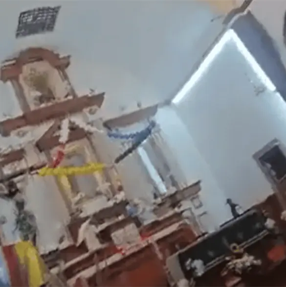 VIDEO: Así sometieron a hombre armado que amenazó a personal de iglesia en Zinacantepec VIDEO: Así sometieron a hombre armado que amenazó a personal de iglesia en Zinacantepec