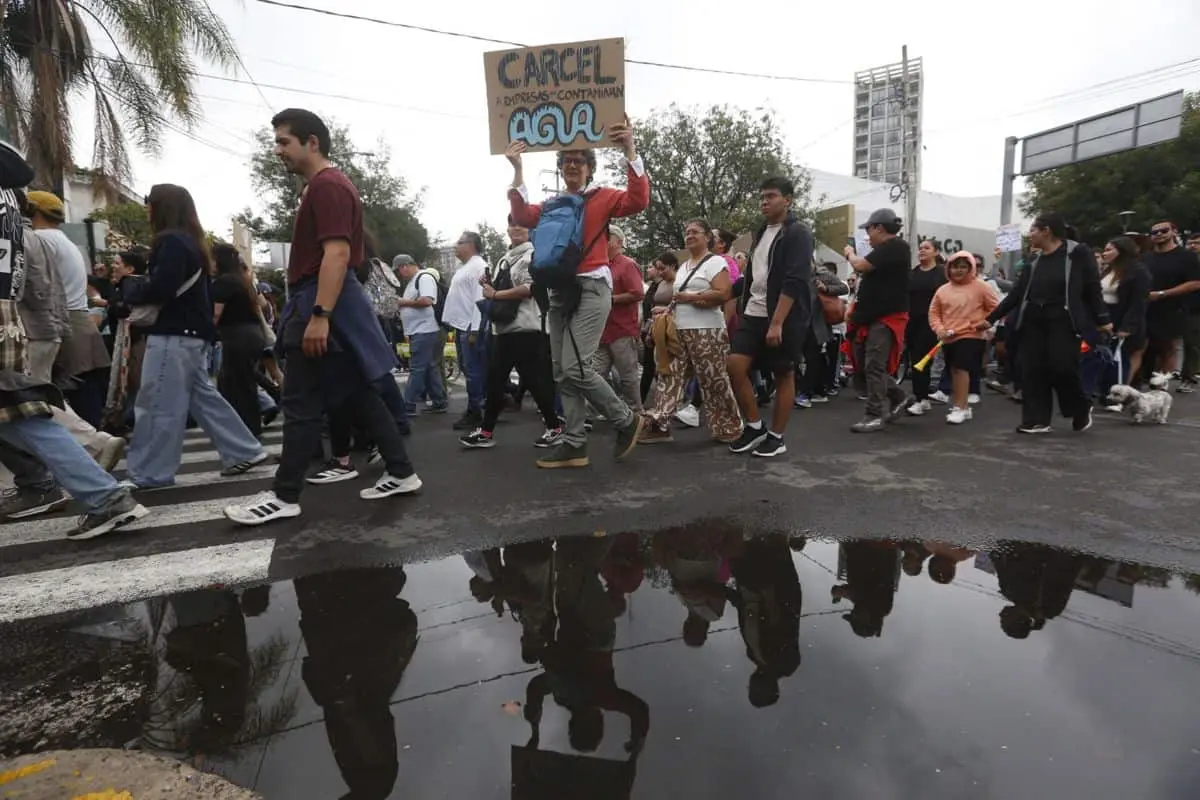 ¿Cuántas personas fueron detenidas en la marcha por agua limpia? Cuartosccuro