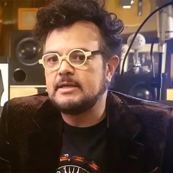 Aleks Syntek pospone gira por Europa tras ser diagnosticado con un trastorno psicótico Aleks Syntek pospone gira por Europa tras ser diagnosticado con un trastorno psicótico