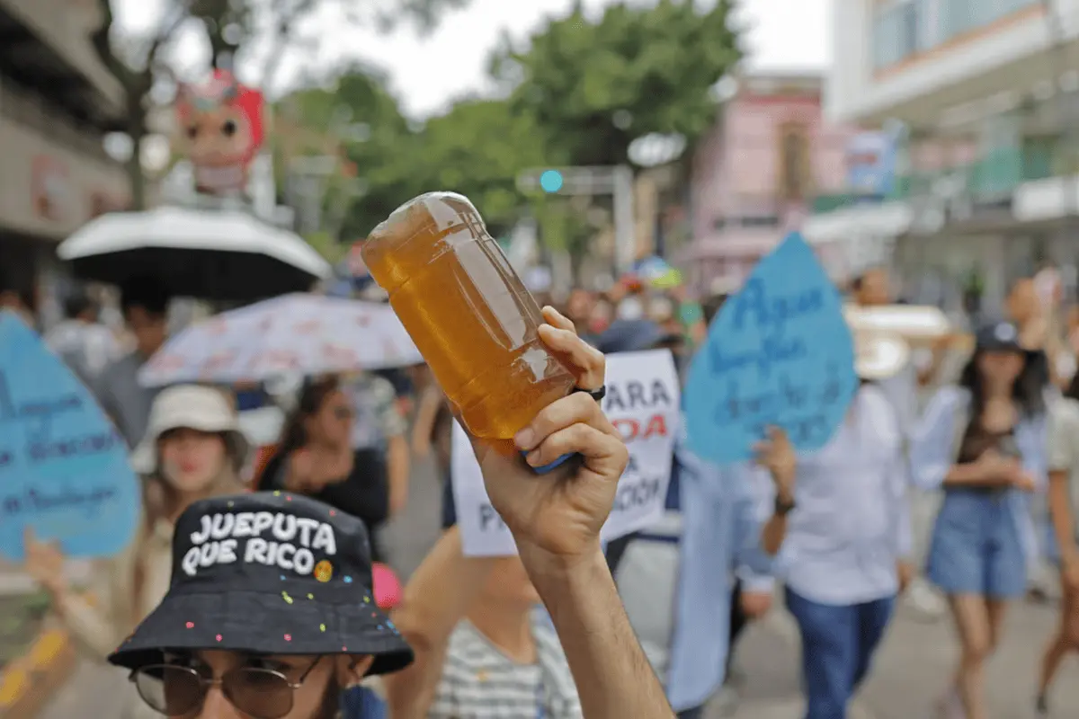 Habitantes de Guadalajara protestaron para exigir agua limpia; la movilización terminó en enfrentamientos y detenciones. Especial