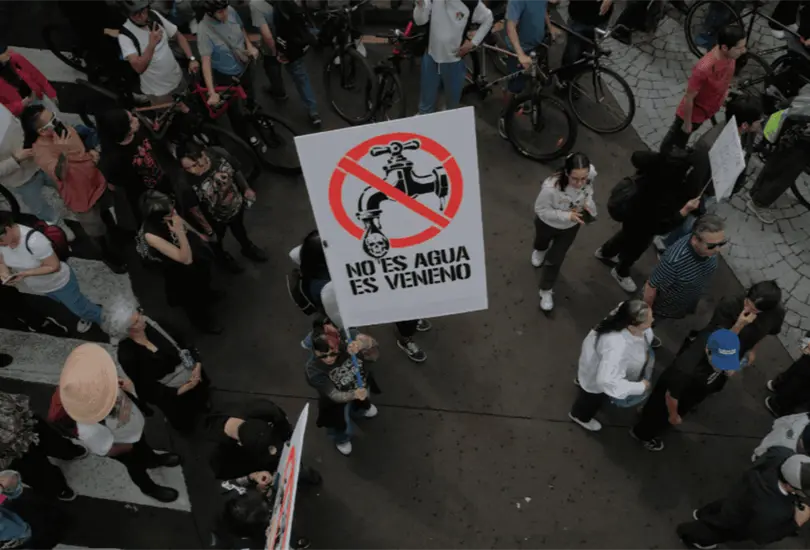 Las protestas por agua limpia en Guadalajara y las demandas del IMSS evidencian las fallas en los servicios públicos de México. Las protestas por agua limpia en Guadalajara y las demandas del IMSS evidencian las fallas en los servicios públicos de México.