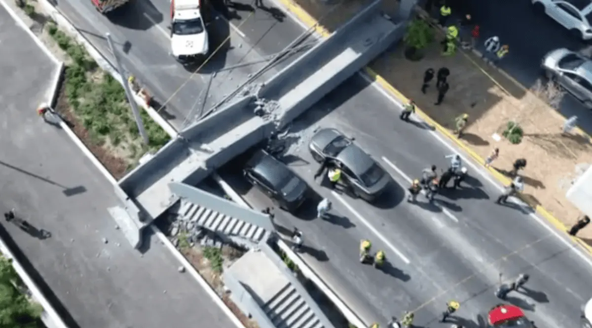  La caída de un puente peatonal en Monterrey sorprendió a los automovilistas. Una maquinaria vinculada a las obras del Metro habría provocado el desplome. 