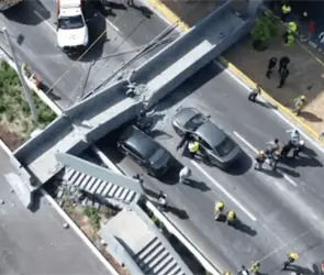 Colapsa puente peatonal sobre un auto en Monterrey; revelan la causa del desplome
