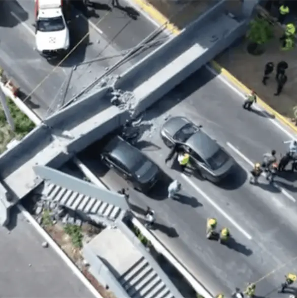 Colapsa puente peatonal sobre un auto en Monterrey; revelan la causa del desplome