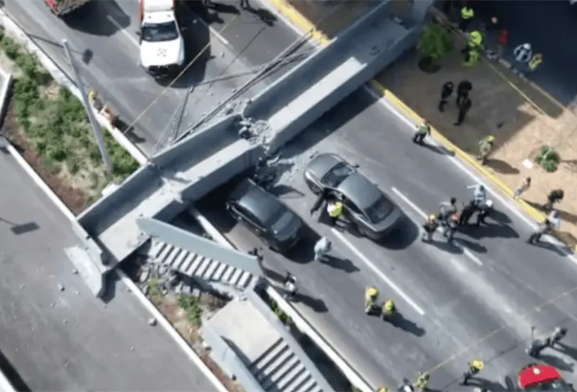 La caída de un puente peatonal en Monterrey sorprendió a los automovilistas. Una maquinaria vinculada a las obras del Metro habría provocado el desplome. La caída de un puente peatonal en Monterrey sorprendió a los automovilistas. Una maquinaria vinculada a las obras del Metro habría provocado el desplome.