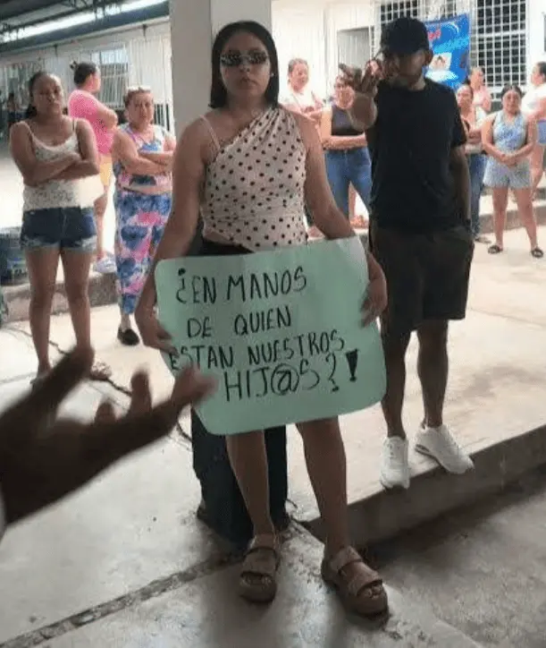 Padres de familia señalaron presuntas conductas inapropiadas hacia tres alumnas, entre ellas miradas, gestos y acercamientos físicos que consideraron motivo de preocupación. RRSS.