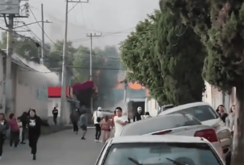 En una de las grabaciones se aprecia cómo varias personas permanecen en la calle mientras vigilan el incendio a distancia. En una de las grabaciones se aprecia cómo varias personas permanecen en la calle mientras vigilan el incendio a distancia.