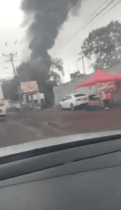 Los primeros informes señalaron que el incidente habría involucrado dos pipas con capacidad aproximada de 40 mil litros cada una. RRSS.