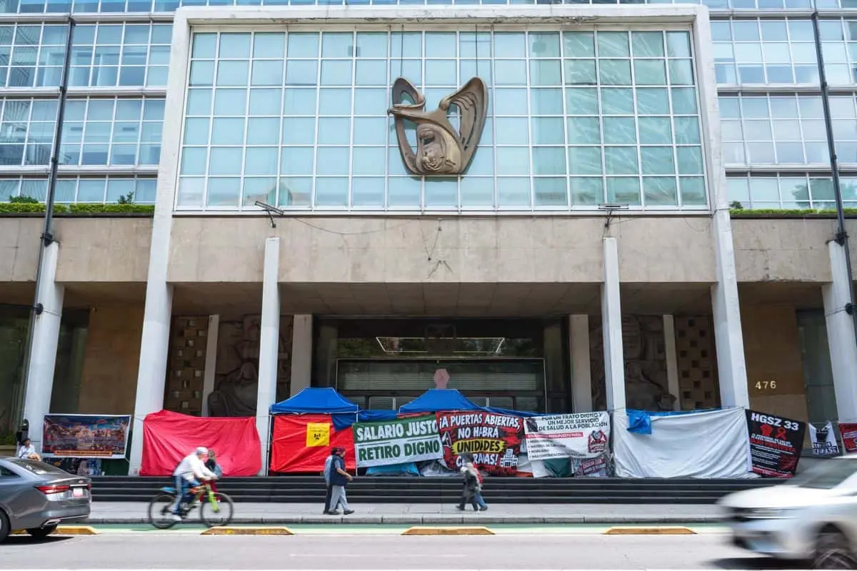 ¿Qué exigen los trabajadores del IMSS? Cuartoscuro