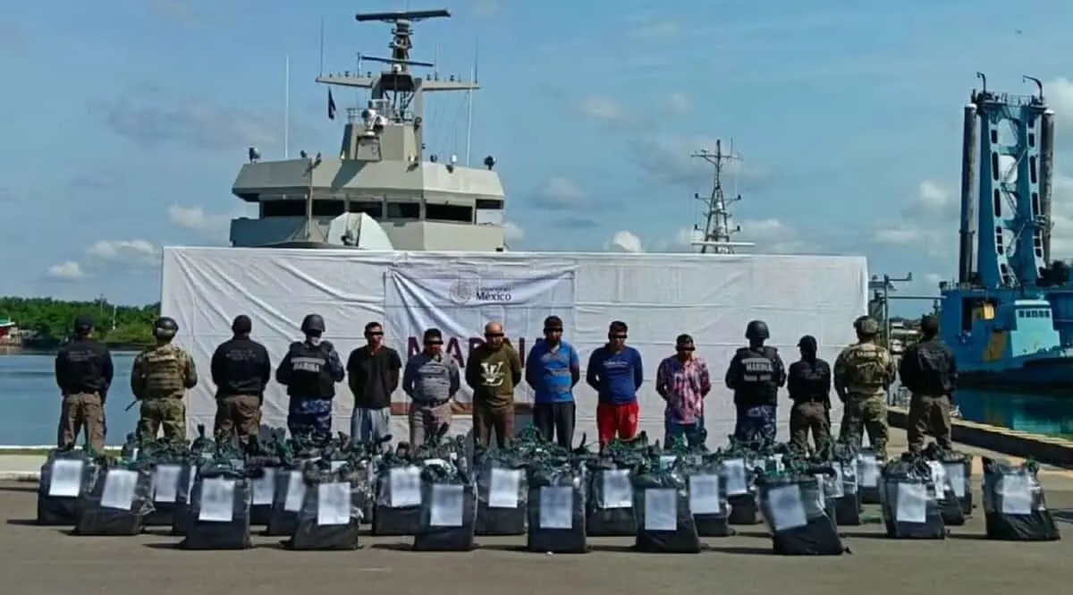  El cargamento de 1.2 toneladas de presunta cocaína decomisado frente a las costas de Oaxaca tiene un valor estimado superior a los 289 millones de pesos. 