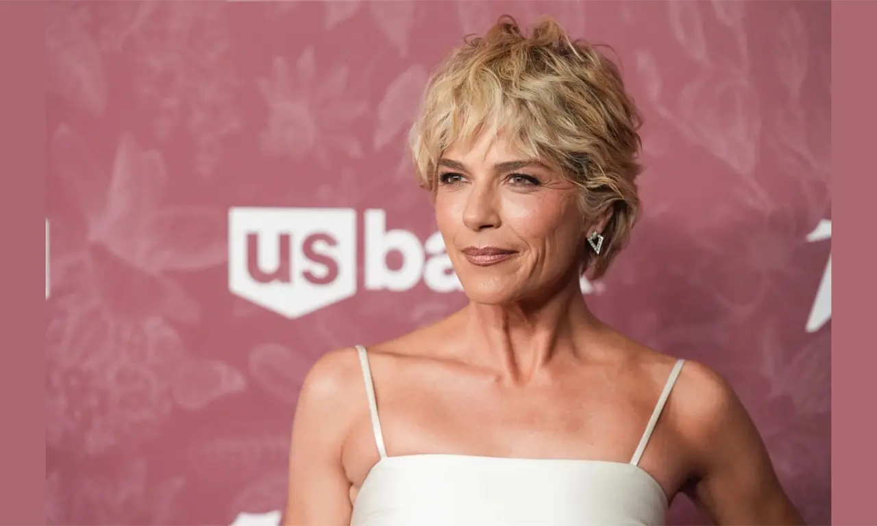  Selma Blair, actriz de “Legalmente rubia”, es detenida tras morder y golpear a sobrecargos en pleno vuelo 