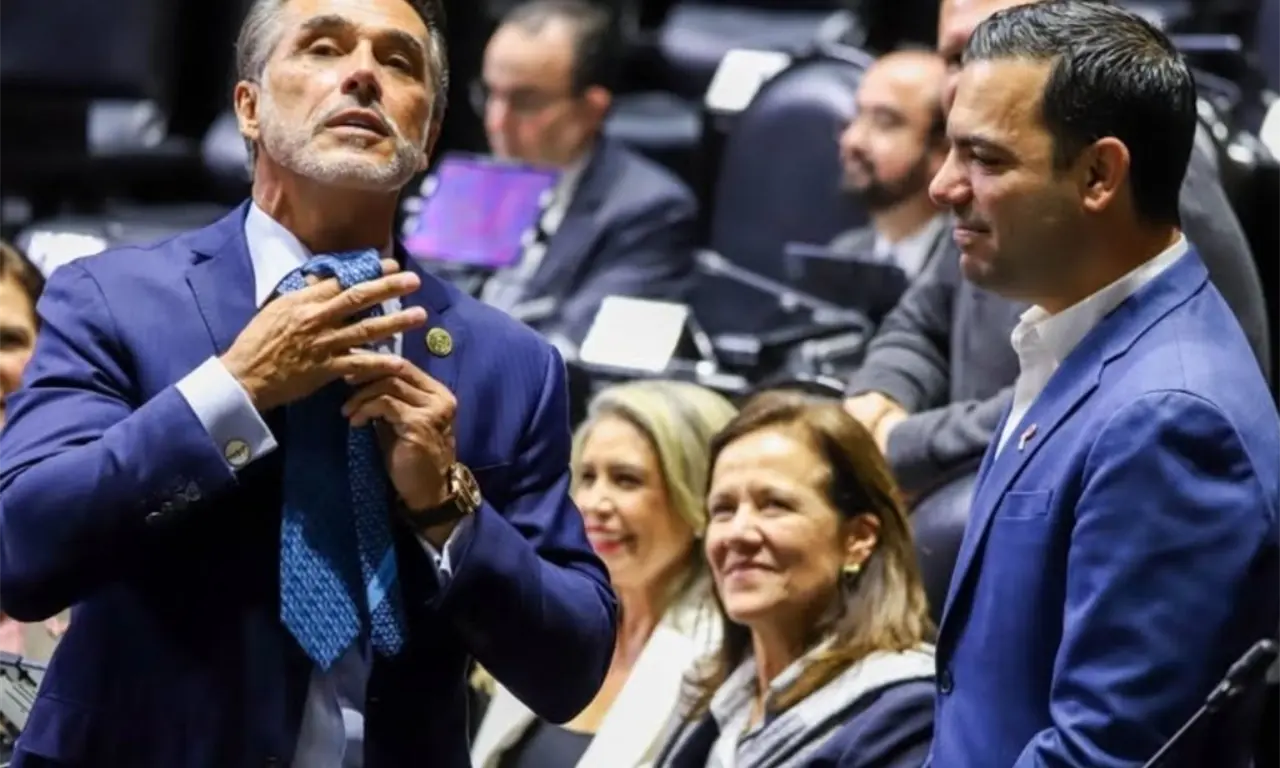  ¿Sergio Mayer se va al PAN? Deja la corbata guinda y presume la azul en San Lázaro 