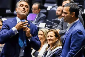 &iquest;Sergio Mayer se va al PAN? Deja la corbata guinda y presume la azul en San L&aacute;zaro