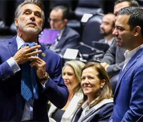 &iquest;Sergio Mayer se va al PAN? Deja la corbata guinda y presume la azul en San L&aacute;zaro