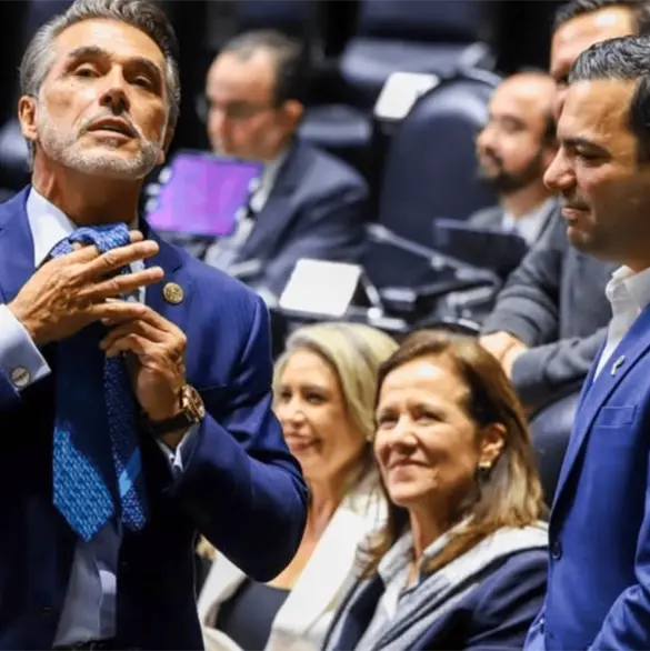 ¿Sergio Mayer se va al PAN? Deja la corbata guinda y presume la azul en San Lázaro ¿Sergio Mayer se va al PAN? Deja la corbata guinda y presume la azul en San Lázaro
