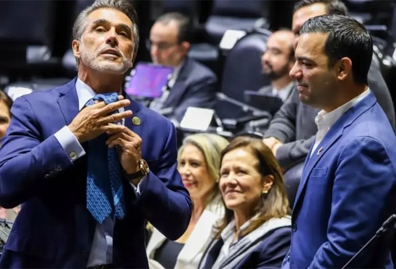 ¿Sergio Mayer se va al PAN? Deja la corbata guinda y presume la azul en San Lázaro ¿Sergio Mayer se va al PAN? Deja la corbata guinda y presume la azul en San Lázaro