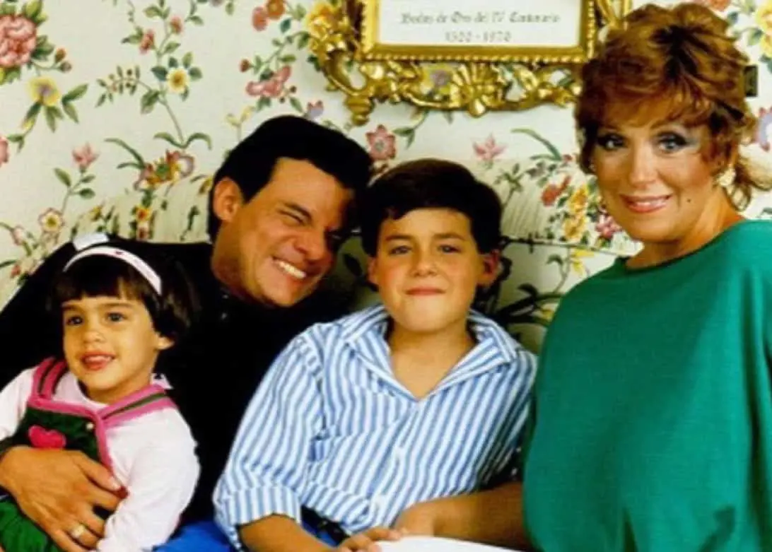 En 1975 nació su primer hijo, José Joel, y en 1976 la pareja contrajo matrimonio. Años después, en 1982, nació su hija Marysol, con lo que la familia quedó integrada por cuatro miembros. En 1975 nació su primer hijo, José Joel, y en 1976 la pareja contrajo matrimonio. Años después, en 1982, nació su hija Marysol, con lo que la familia quedó integrada por cuatro miembros.