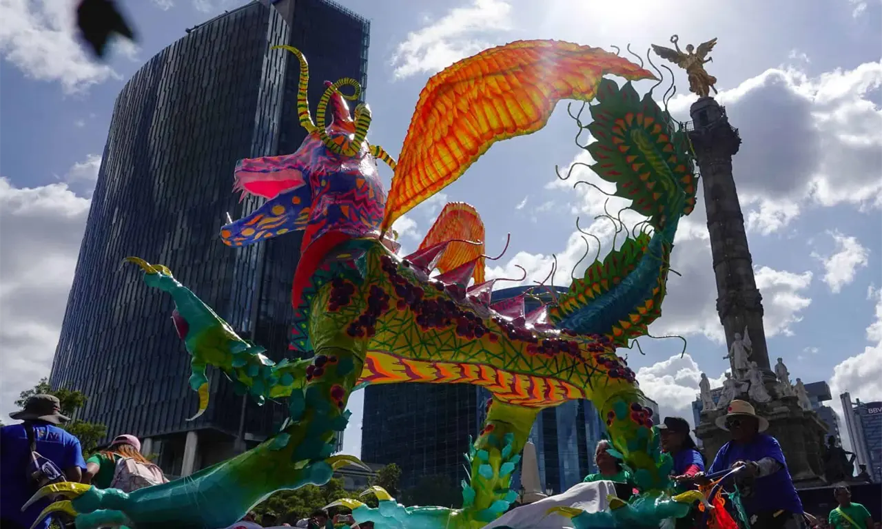  El recorrido comenzará en el Zócalo de la Ciudad de México y continuará por calles y avenidas del Centro Histórico hasta dirigirse a Paseo de la Reforma. 