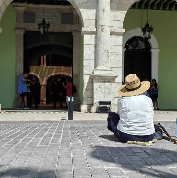 ¿Qué pasó con doña Josefina, la mujer que protestó bajo la lluvia frente al Palacio de Gobierno de Yucatán? ¿Qué pasó con doña Josefina, la mujer que protestó bajo la lluvia frente al Palacio de Gobierno de Yucatán?