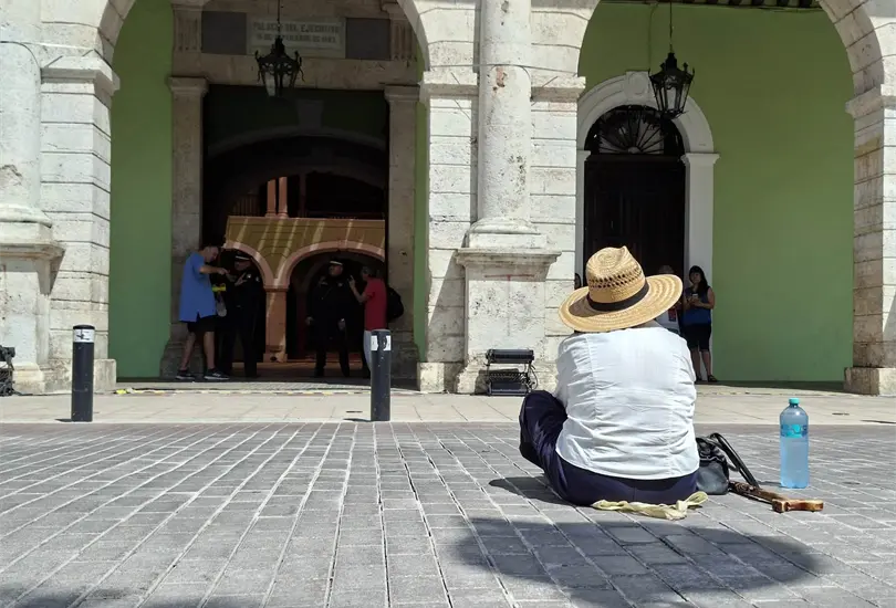 ¿Qué pasó con doña Josefina, la mujer que protestó bajo la lluvia frente al Palacio de Gobierno de Yucatán? ¿Qué pasó con doña Josefina, la mujer que protestó bajo la lluvia frente al Palacio de Gobierno de Yucatán?