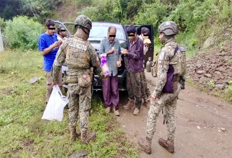 Localizan con vida a seis campesinos desaparecidos en Guerrero Localizan con vida a seis campesinos desaparecidos en Guerrero