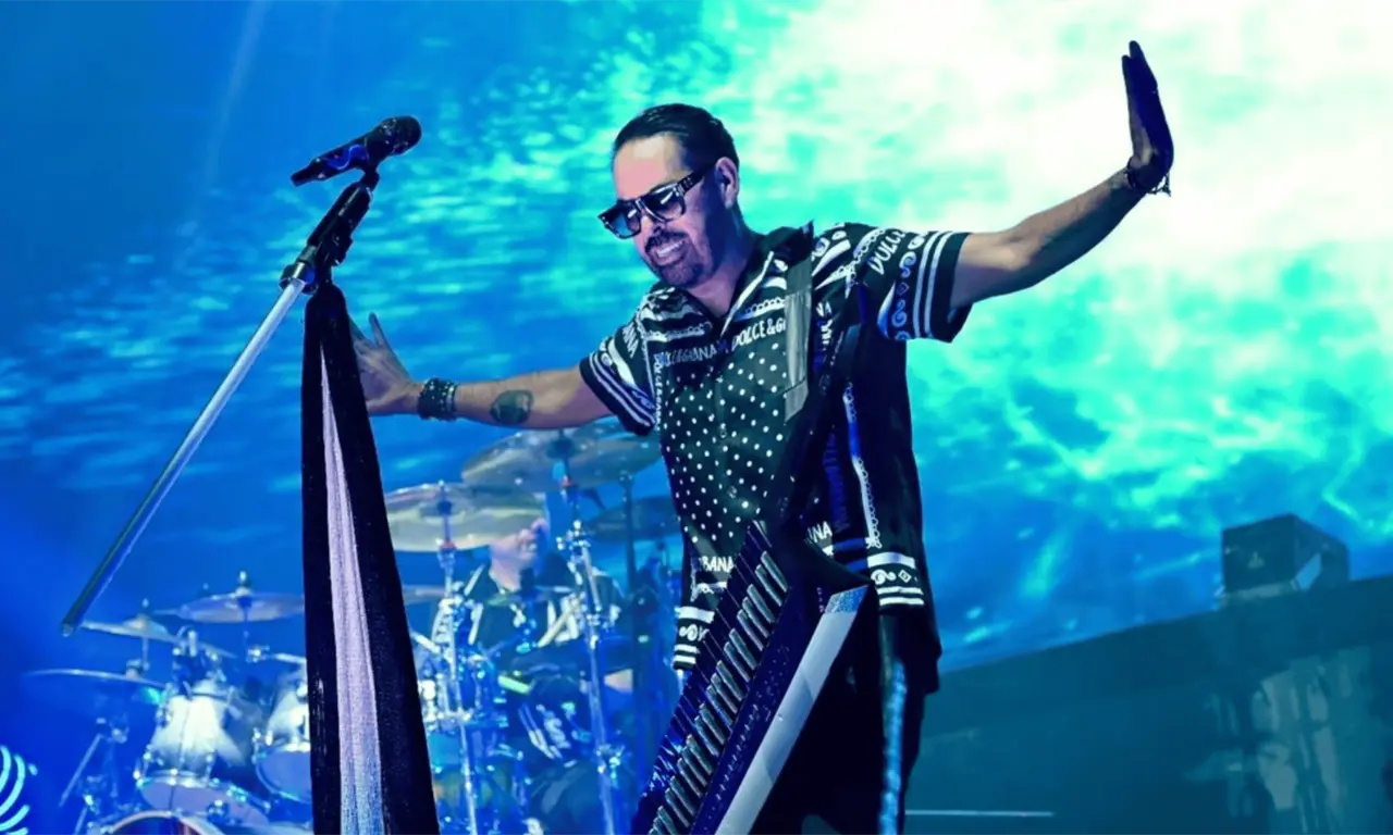  Jorge D’Alessio sufre aparatosa caída durante concierto de Matute en Pachuca | VIDEO 