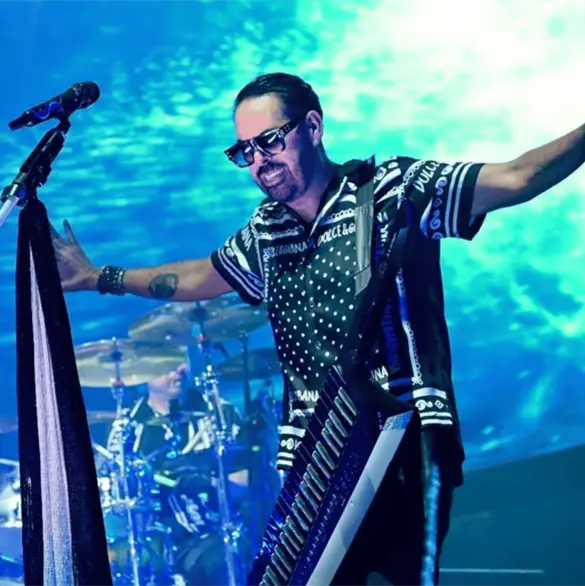 Jorge D&acute;Alessio sufre aparatosa ca&iacute;da durante concierto de Matute en Pachuca | VIDEO